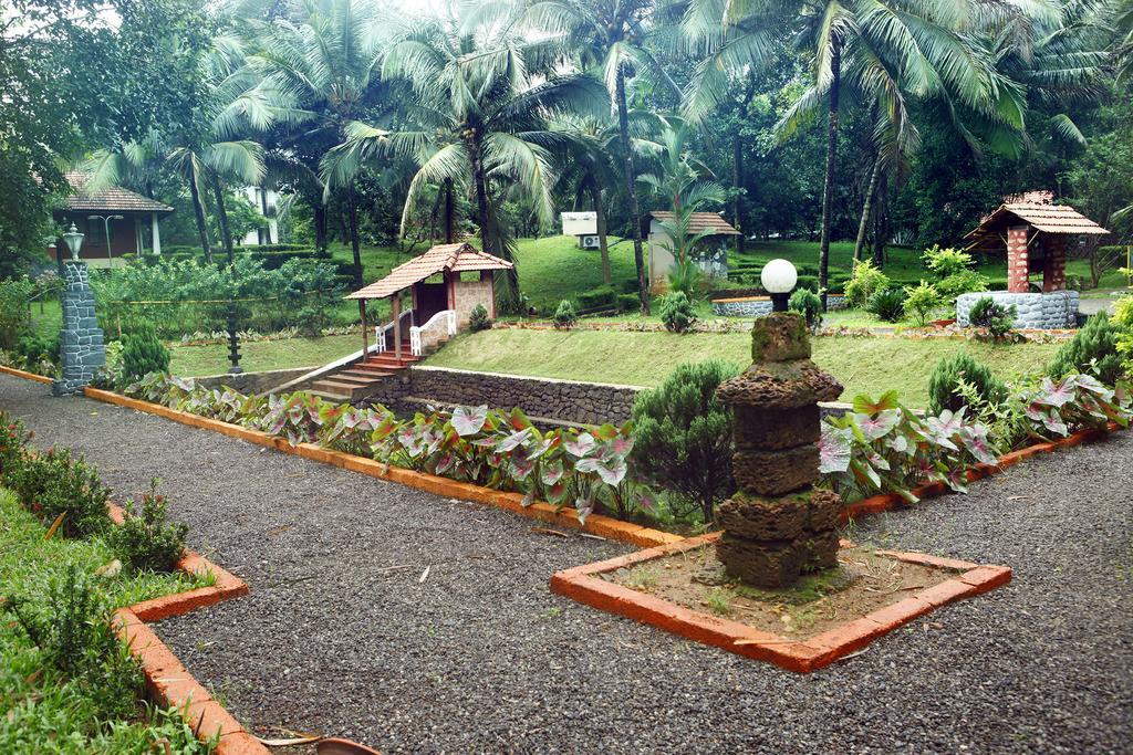 Soma Birds Lagoon Hotel Kotamangalam Exterior foto