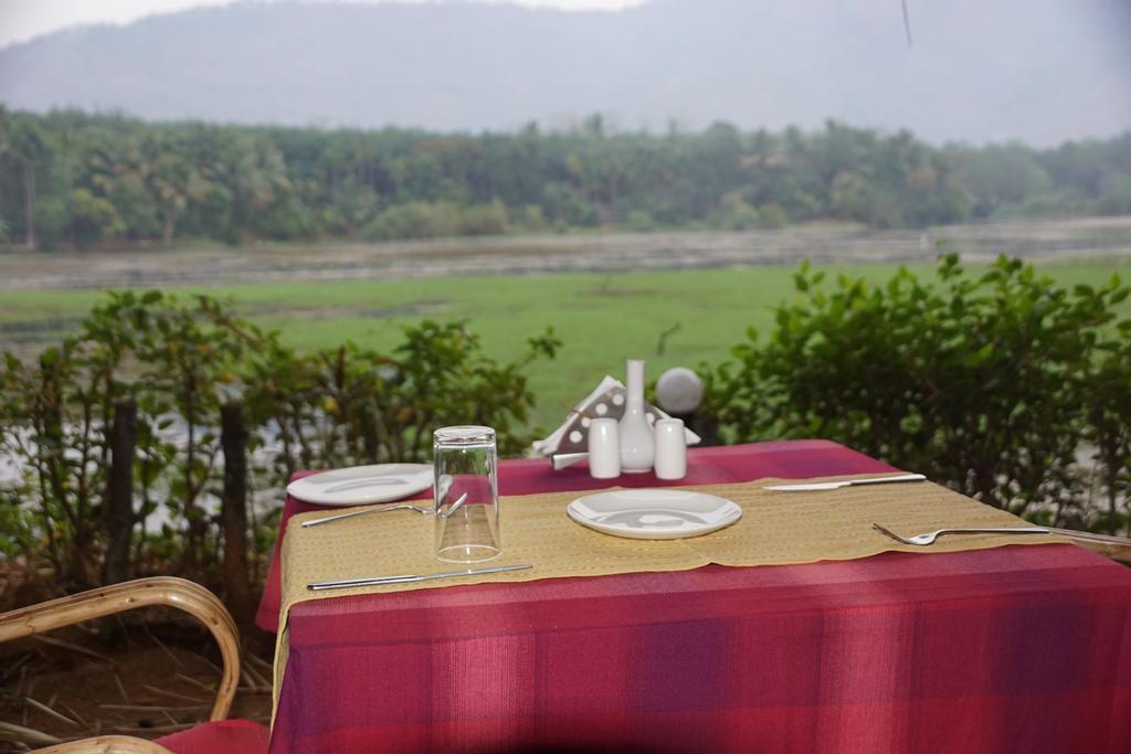 Soma Birds Lagoon Hotel Kotamangalam Exterior foto