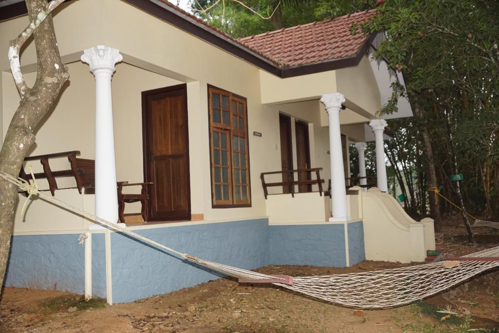 Soma Birds Lagoon Hotel Kotamangalam Exterior foto