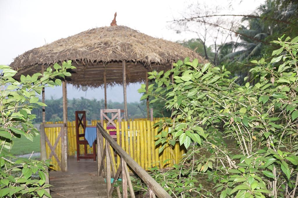 Soma Birds Lagoon Hotel Kotamangalam Exterior foto