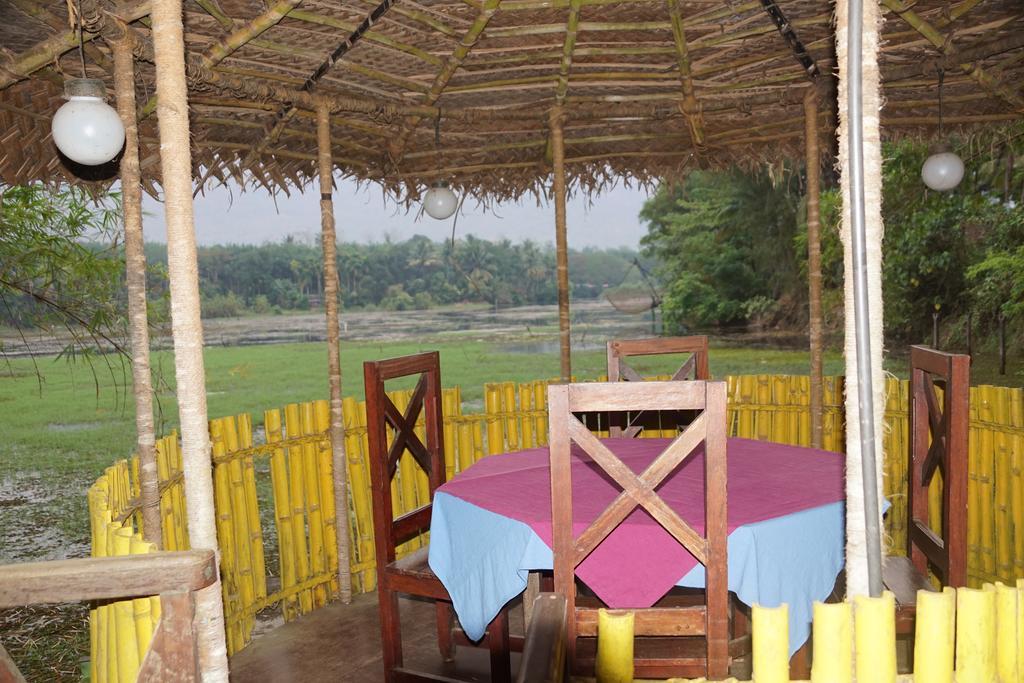 Soma Birds Lagoon Hotel Kotamangalam Exterior foto